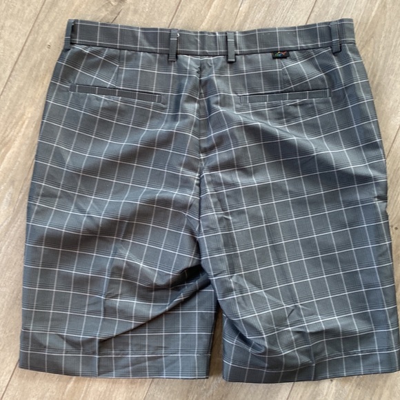 Mens Greg Norman Gray Striped golf shorts - size 34 waist - Picture 2 of 9